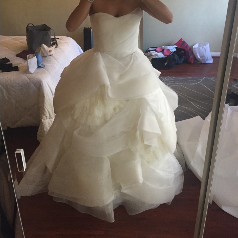 Vera Wang Couture Iconic Wedding dress (Katherine) - Picture 4 of 5